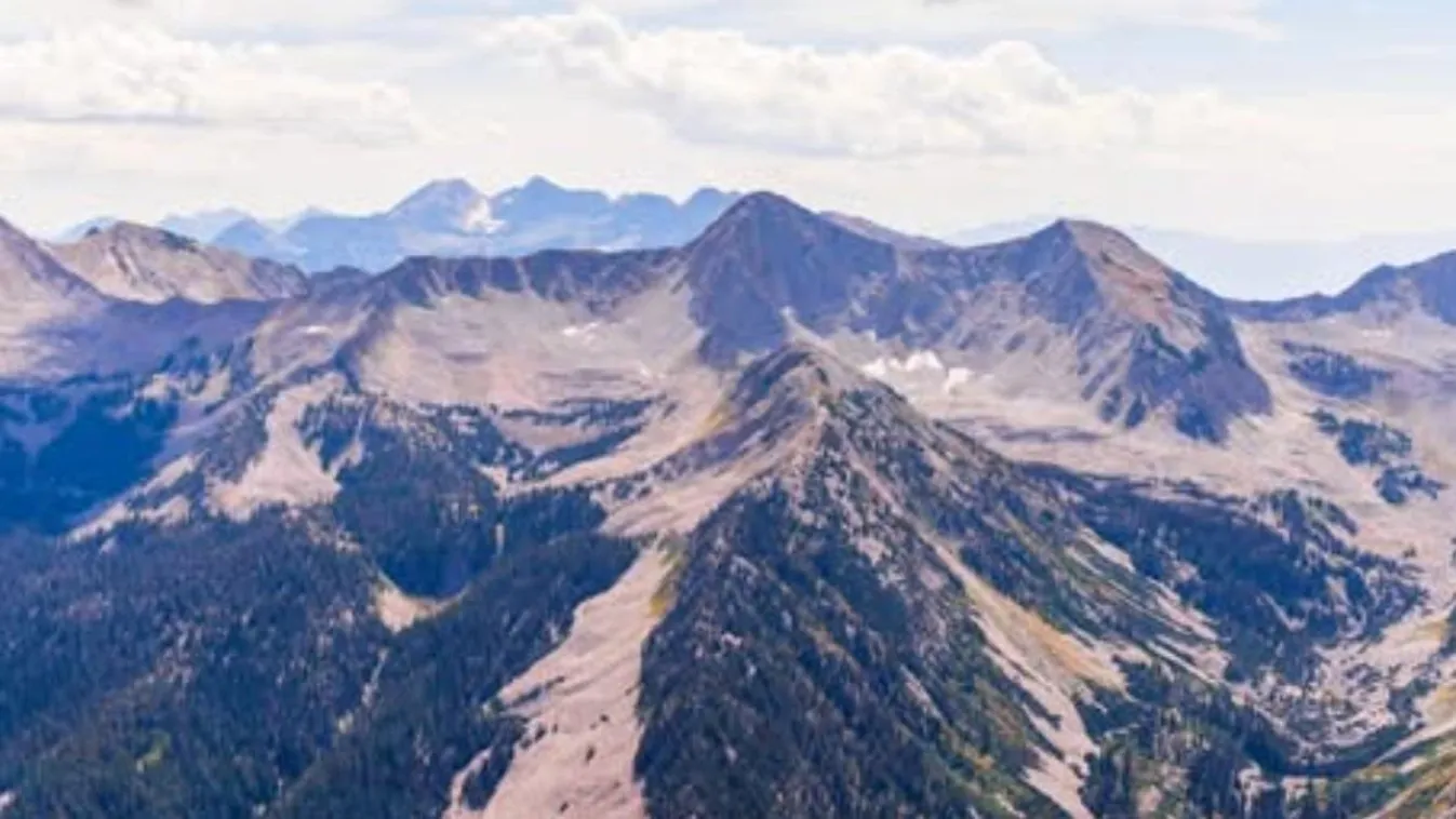 Viharban hurcolta gyerekeit túrázni a horrorapa