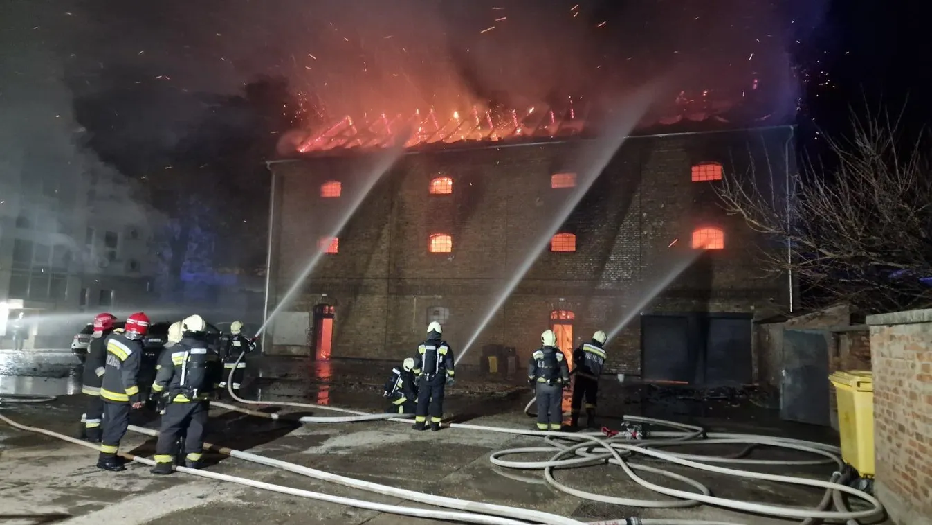 Videón a tíz méteres lángok Makón, nagy pusztítást végzett a tűz