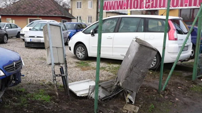 Durva pusztítást végzett egy férfi egy autókereskedésben Szombathelyen