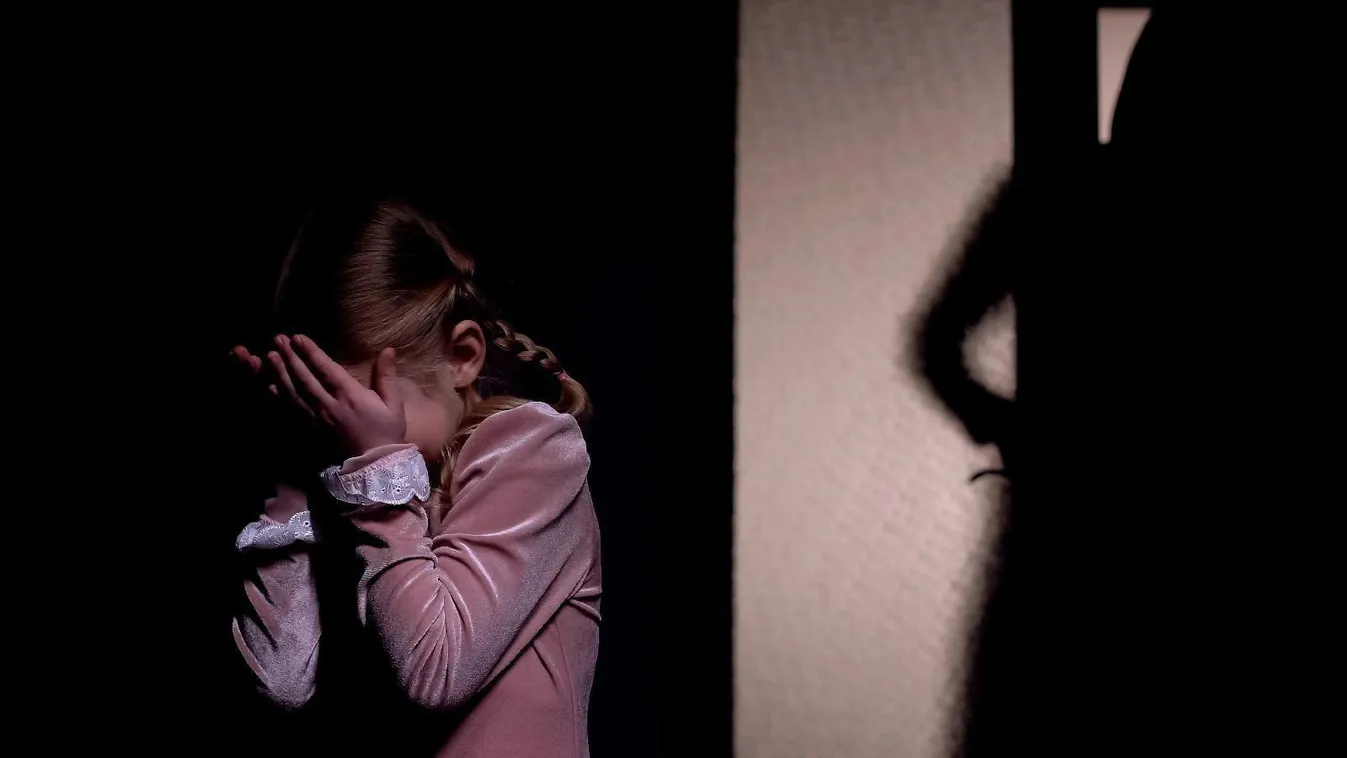 Szíjjal verték, ólba zárták őket: szigorú ítélet előtt a gyerekeiket kínzó szatmári rémszülők