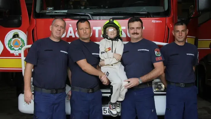 Három év után újra együtt: Megmentőivel találkozott a kútba esett kisfiú