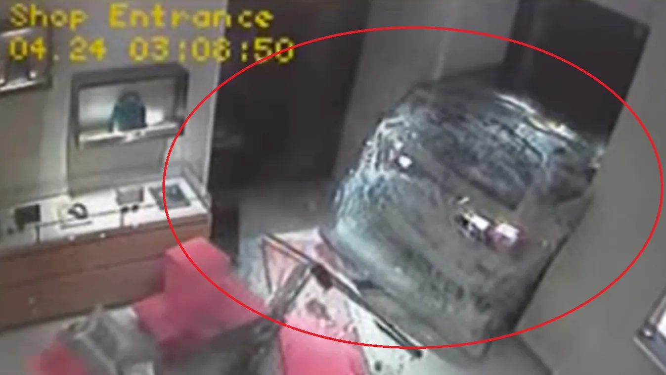 Lopott autóval törtek be egy Andrássy úti luxusüzletbe, videón az óriási pusztítás
