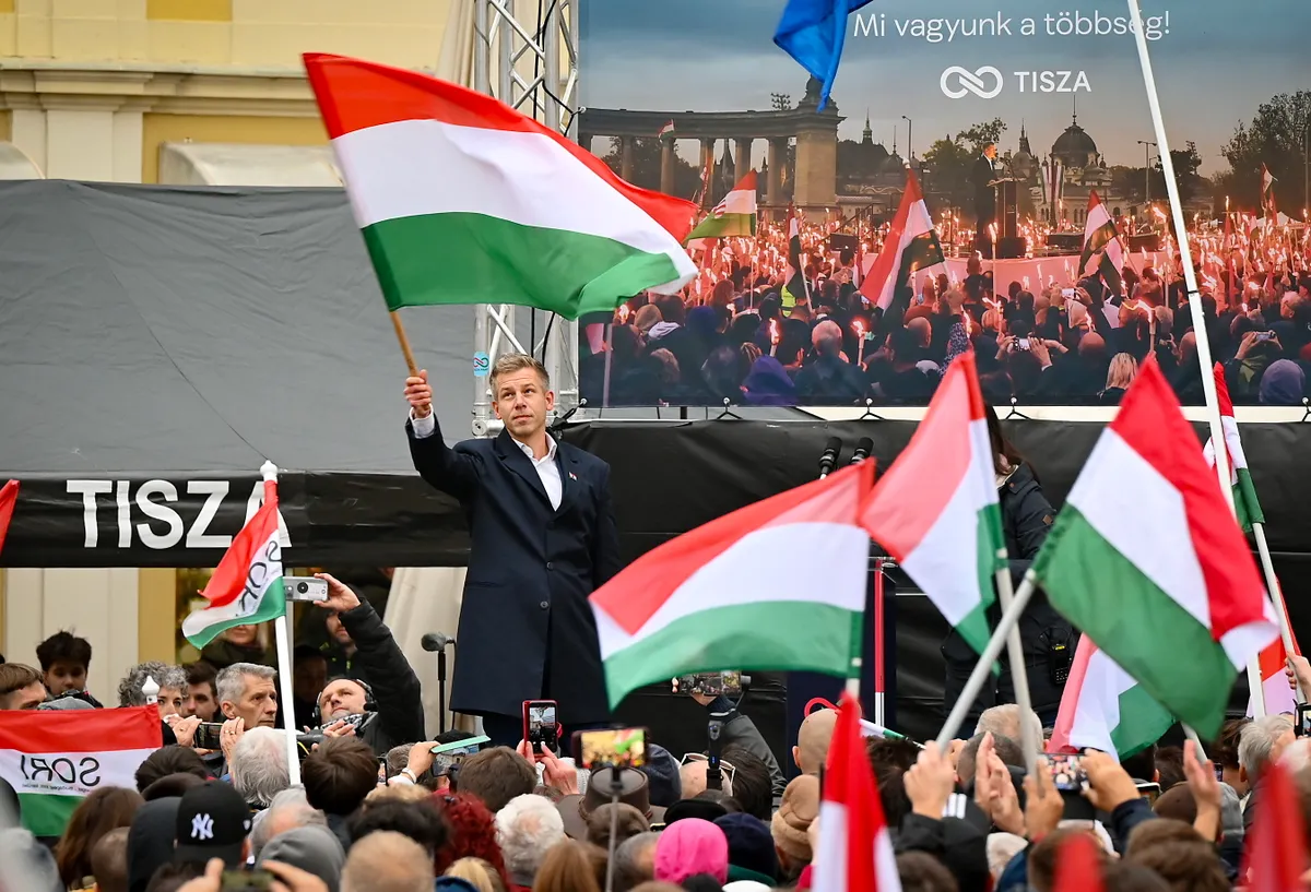 Magyar Péter zászló helyett jobb lenne, ha a Tisza csomag 600 oldalát lengetné és megmagyarázná az embereknek, miért is lenne erre szükség