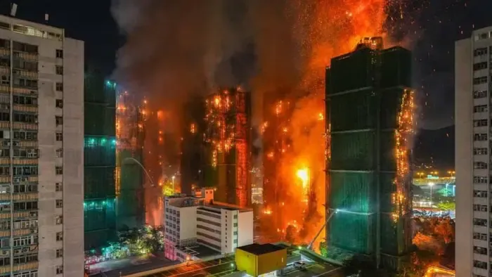 Bambuszállványzat miatt gyulladt ki egy lakótömb Hongkongban, többen életüket vesztették