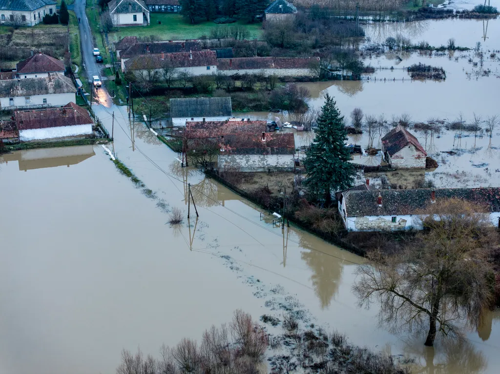 Ipolytarnóc, 2025. november 27.
A drónnal készített felvételen a megáradt Ipoly által elárasztott terület Ipolytarnócon 2025. november 27-én.
MTI/Komka Péter