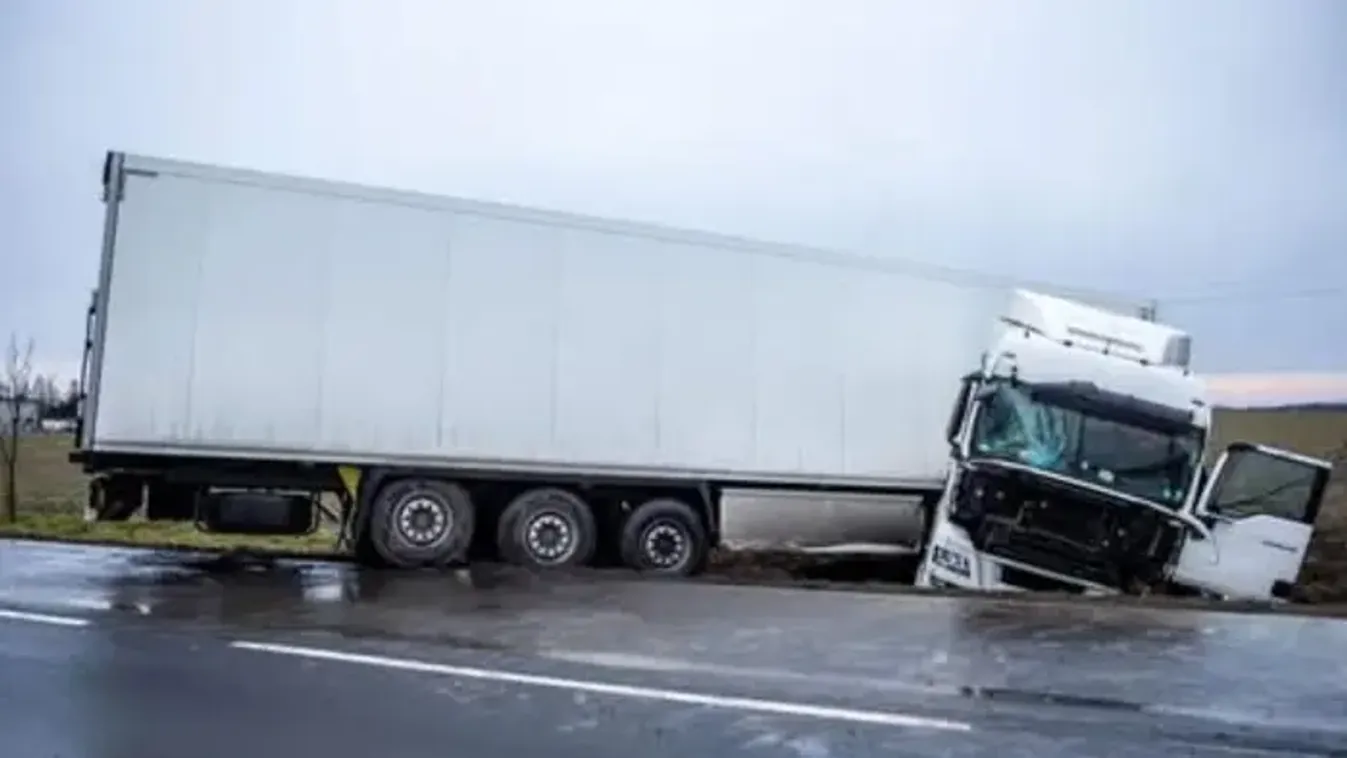 Törökszentmiklósi baleset: A roncsok között egy embert holtan találtak