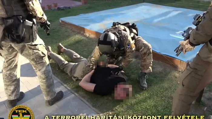 Késes ámokfutó ugrott be egy budapesti óvoda udvarára