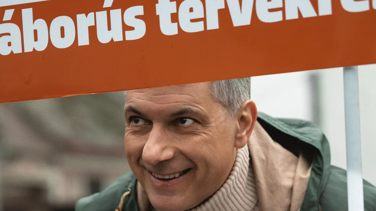 Lázár: Oda öntik a pénzt, hogy ellophassák, ide meg nem adják azt se, ami jogosan jár