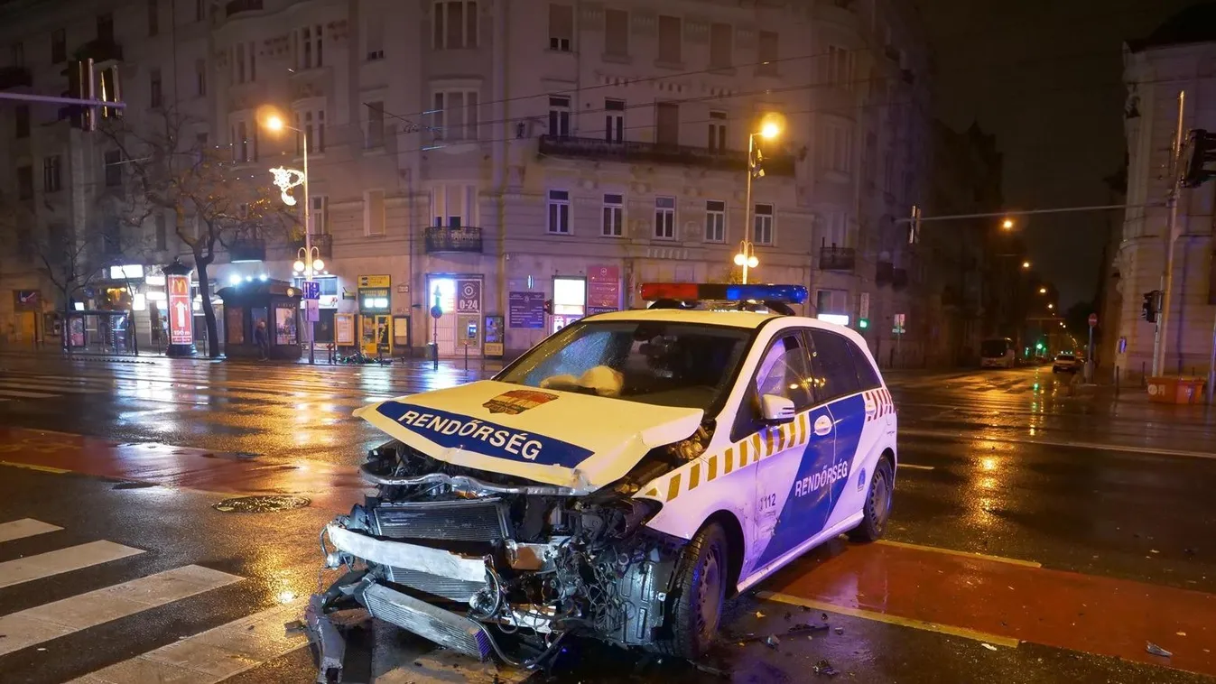 Fotókon az V. kerületben történt éjjeli baleset, több rendőrt kórházba szállítottak