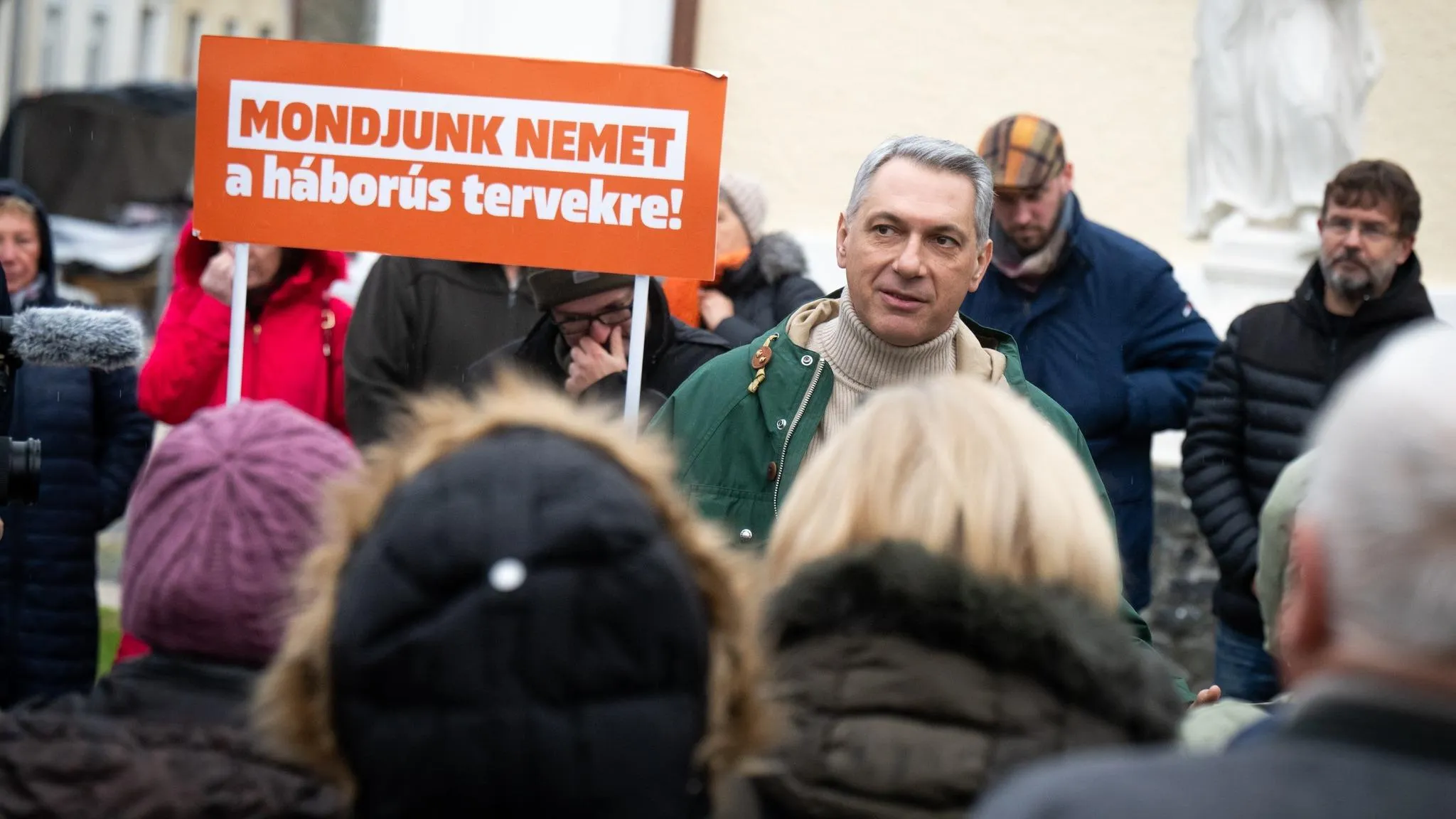 Lázár: Oda öntik a pénzt, hogy ellophassák, ide meg nem adják azt se, ami jogosan jár