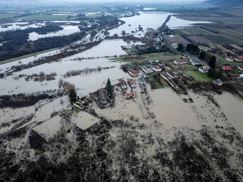 Ipolytarnóc, 2025. november 27.
A drónnal készített felvételen a megáradt Ipoly által elárasztott terület Ipolytarnócon 2025. november 27-én.
MTI/Komka Péter