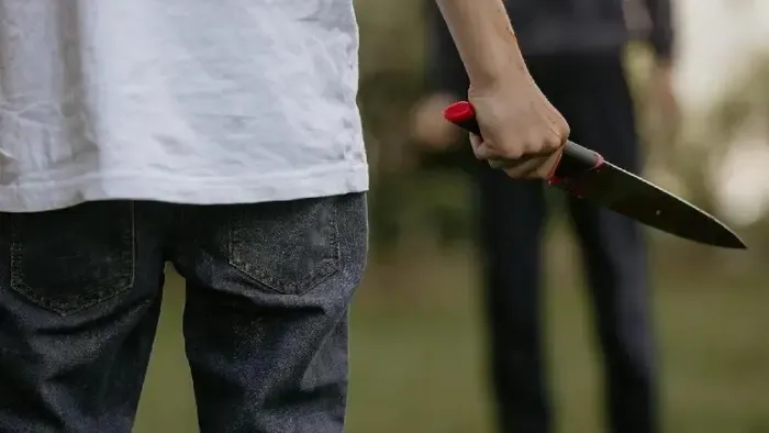 Brutális késelés Borsodban, két üvegpoharat is megevett a támadó