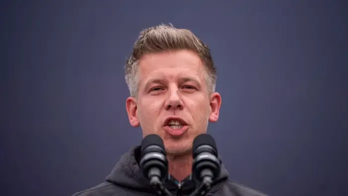 Magyar Péter paranoiásan őrjöng a Tisza adatbotrány miatt, rohamtempóban esik szét pártja