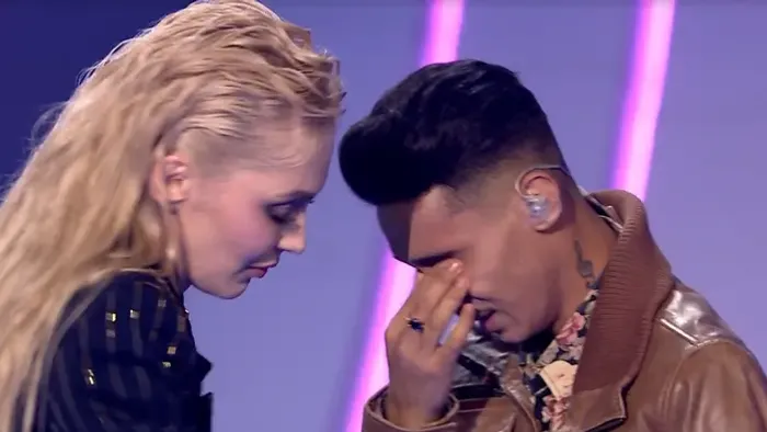 Összeomlott Ádám Attila a TV 2 élő show-ja alatt, Herceg Erika rohant fel hozzá a színpadra