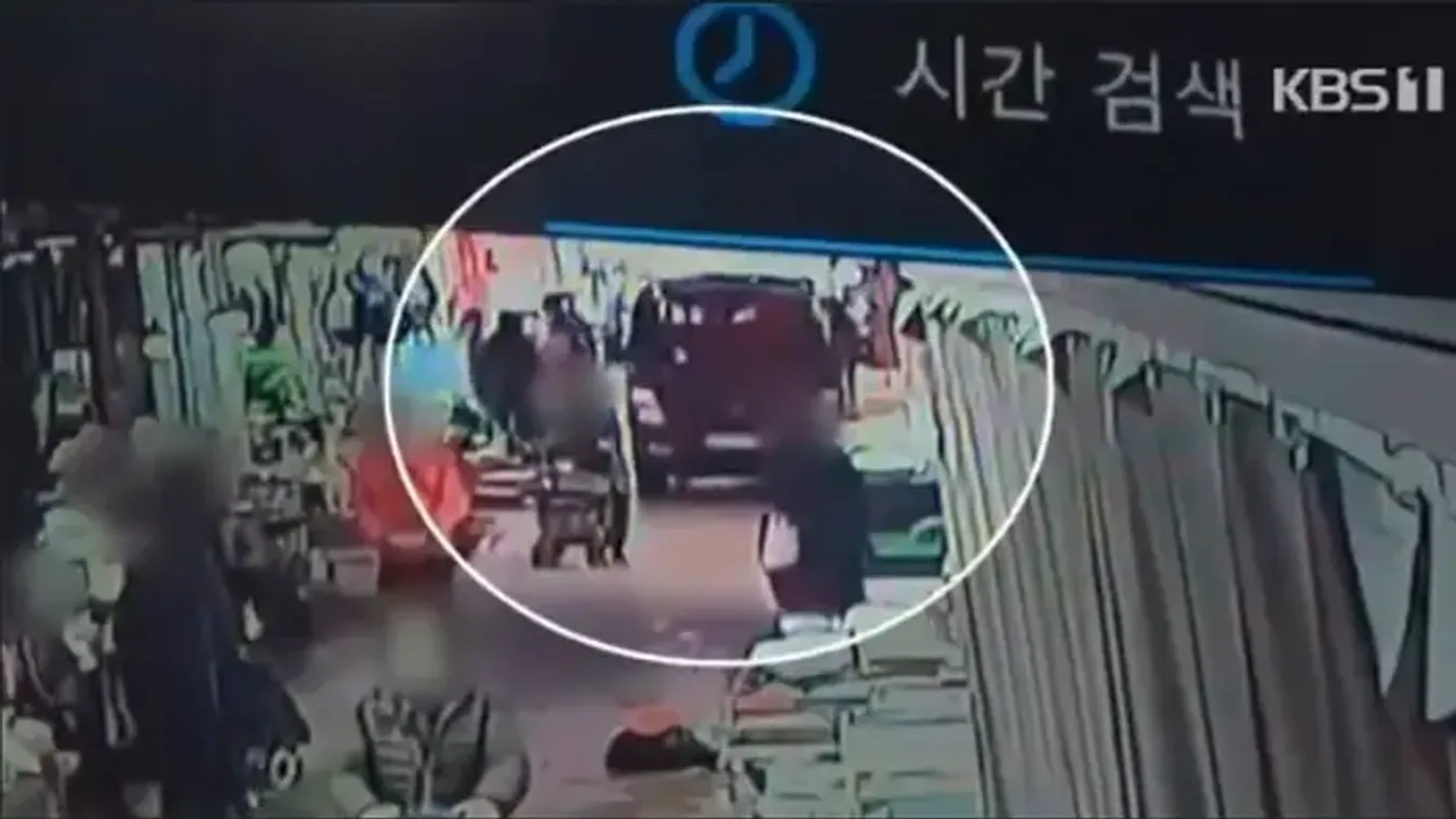 Teherautó gázolt el több embert egy dél-koreai piacon