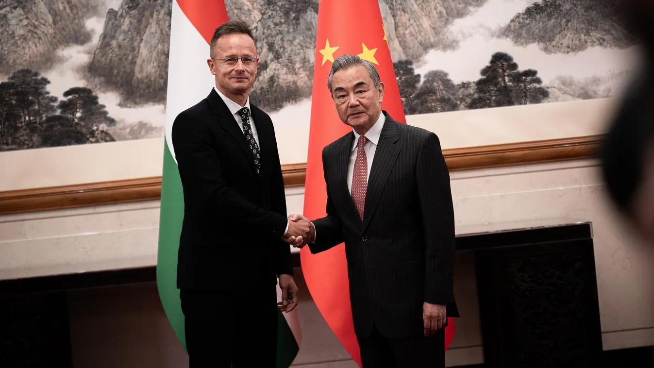 Szijjártó Péter: Kína egy évvel meghosszabbította a magyar állampolgárok vízummentességét