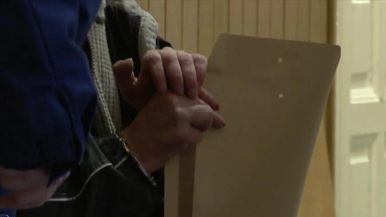 Ájultra verte, majd bezárta a haldoklót