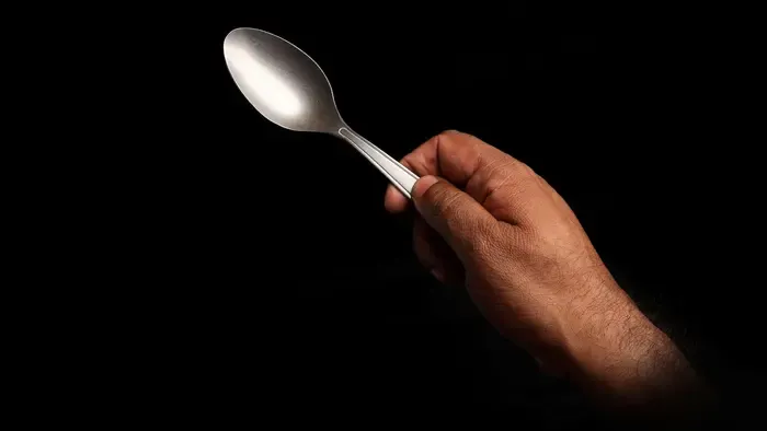 Kanállal szúrta ki az ápoló szemét egy férfi