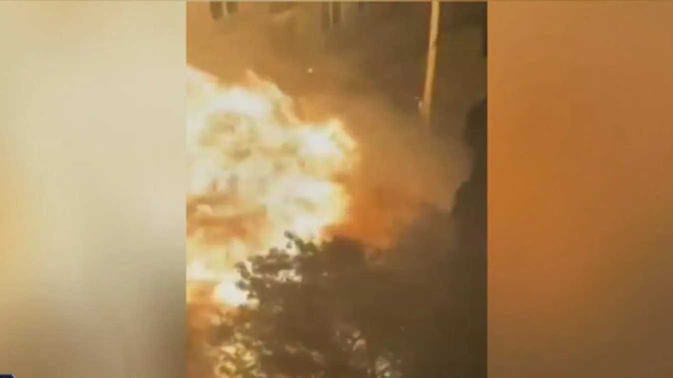 Autók lángoltak, hét tűzoltó megsérült