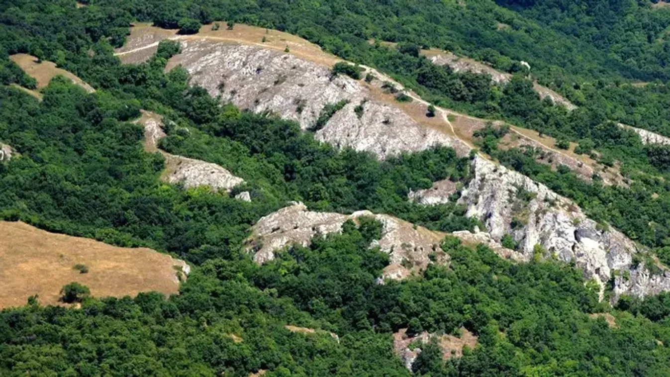 A mélybe zuhant egy sportoló a Vértesben, helikoptert is riasztottak