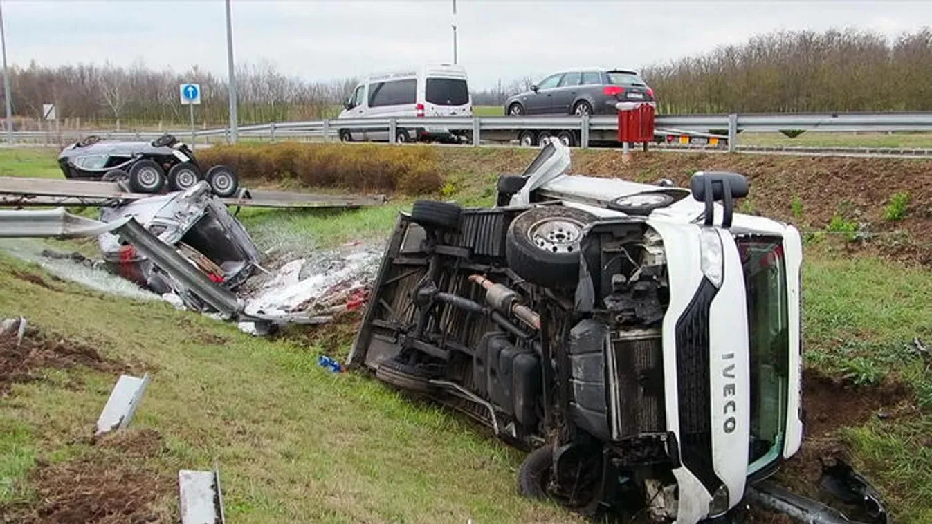 Autókatt szállító tréler borult fel az M5-ösön