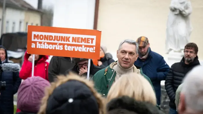 Lázár: Oda öntik a pénzt, hogy ellophassák, ide meg nem adják azt se, ami jogosan jár