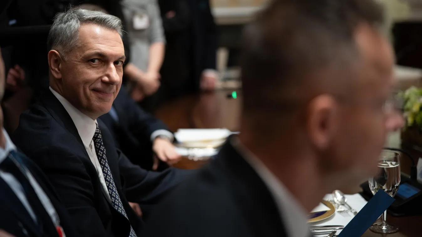 Sajtószkander Washingtonban
