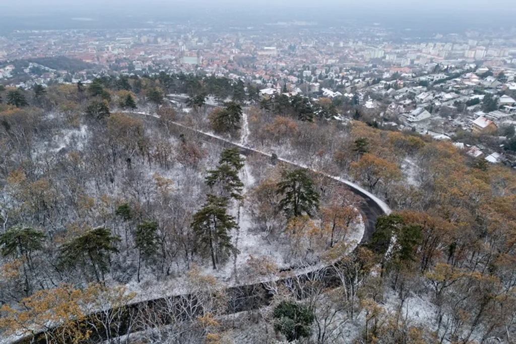 Mecsek, 2025. november 22.
A drónnal készült felvételen havas táj a Mecsekben 2025. november 22-én.
MTI/Vasvári Tamás