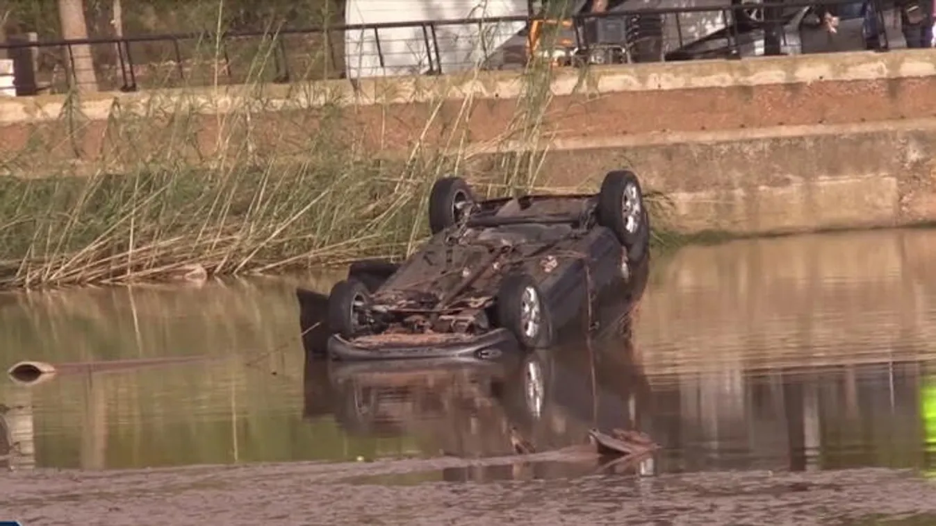 Autókat sodort el a villámáradás