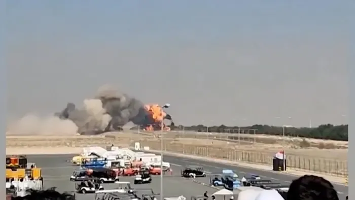 Lezuhant egy indiai fejlesztésű vadászgép a dubaji légibemutatón, a pilóta meghalt - videóval