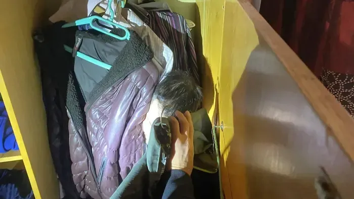 Ruhásszekrénybe bújt a rendőrök elől a rabló