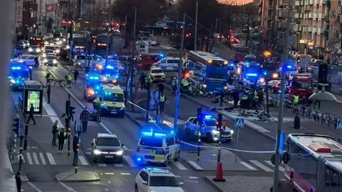 Tragédia: busz csapódott egy buszmegállóba, többen életüket vesztették