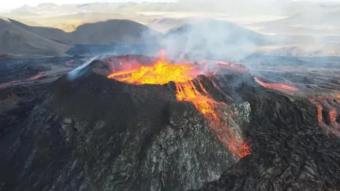 Pánik Indonéziában: kitört a Semeru vulkán - Videón az 5,6 km magas hamufelhő