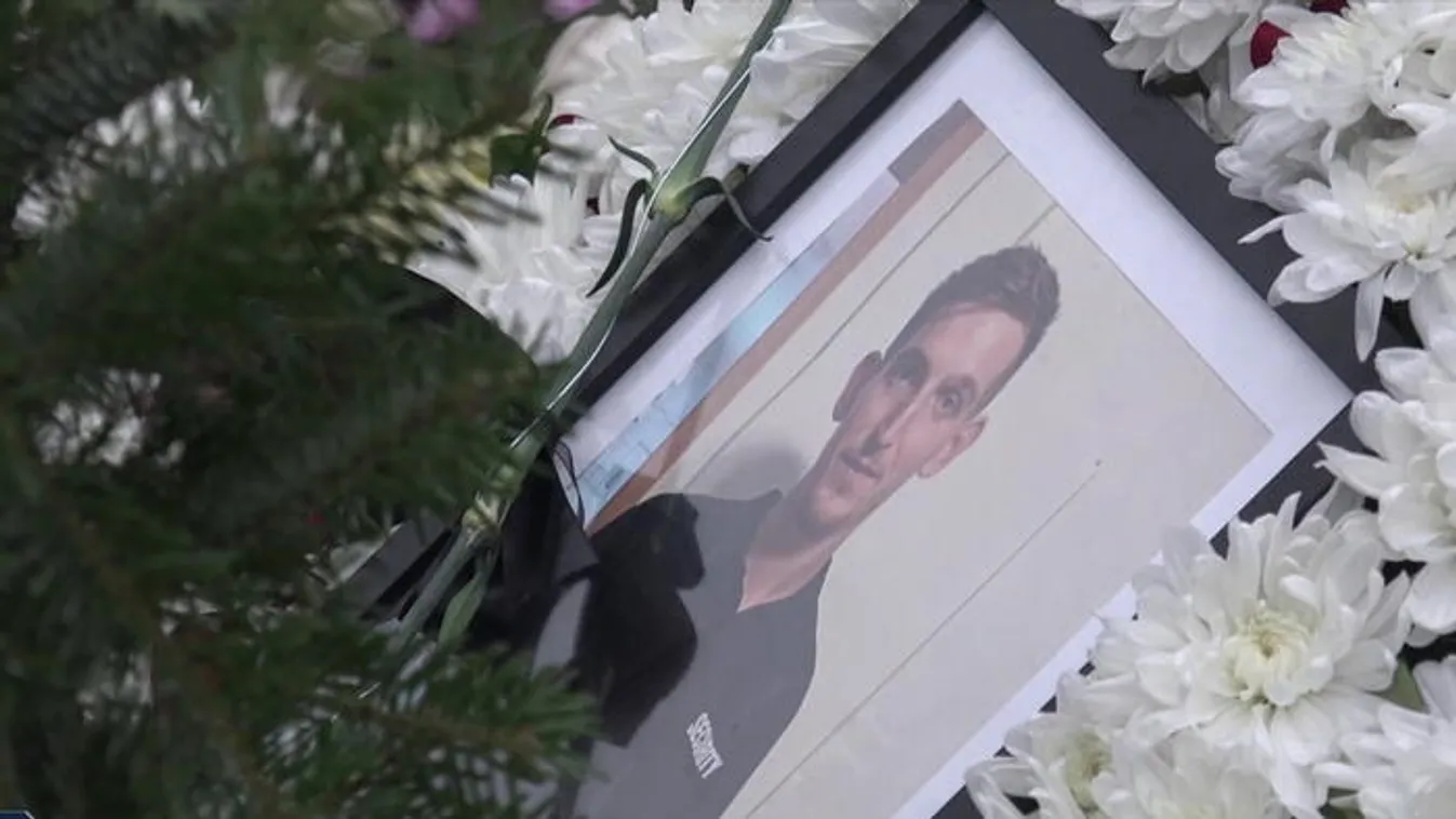 Kisfia sírjába temették a gyászoló apát