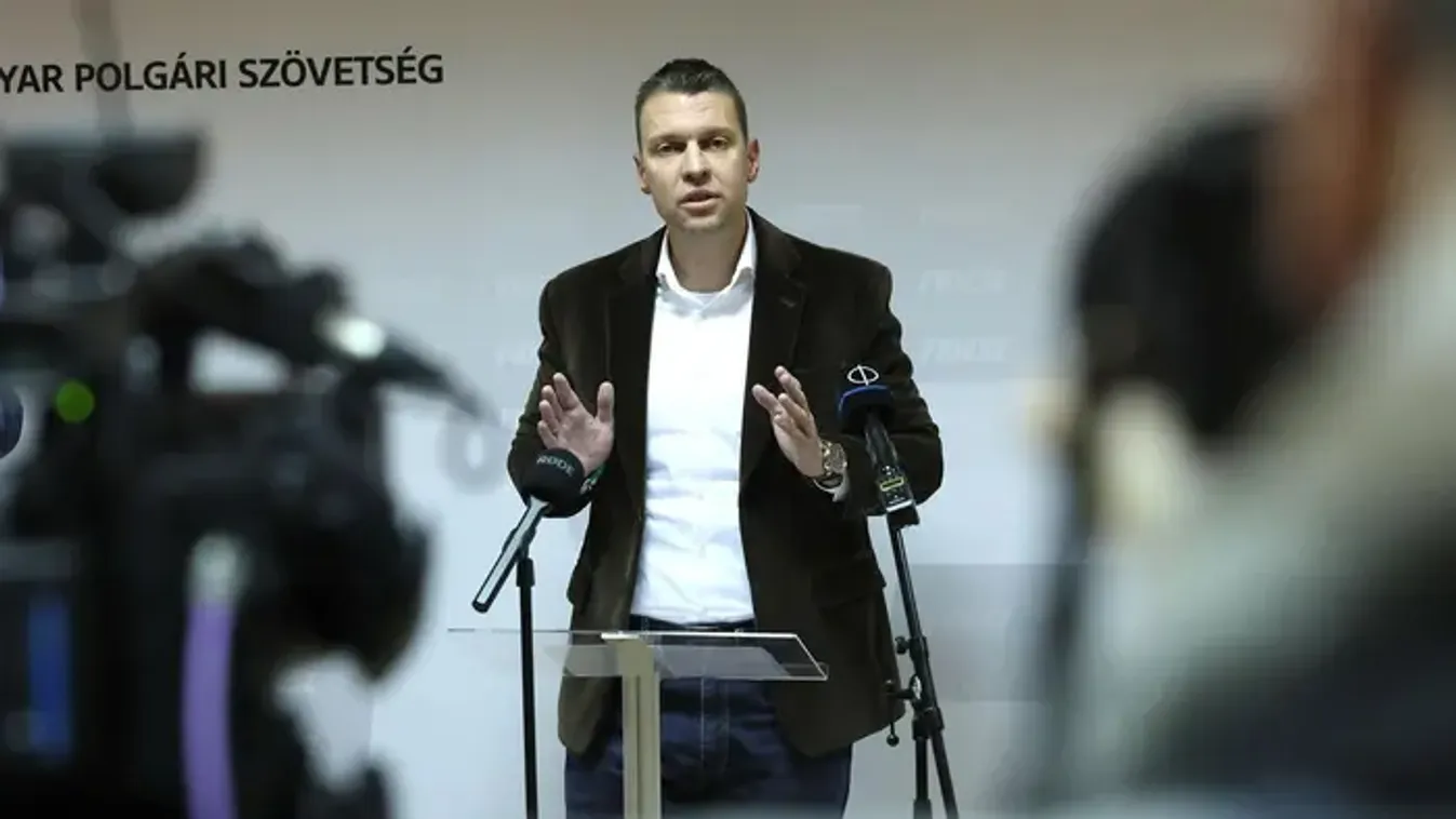 Menczer: „Tényleg azért akarsz harcolni, hogy Zelenszkij alatt aranyból legyen a klozet?"