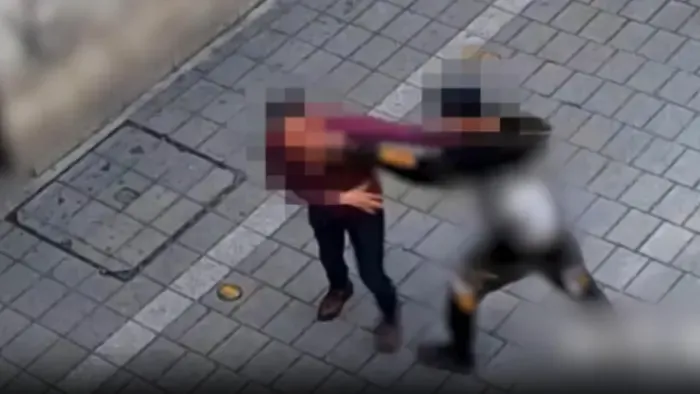 Videón, ahogy megragadta a turista nyakát, a falhoz lökte és fejbe verte a Bulinegyedben