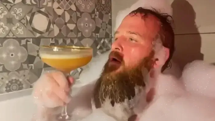 Földön fetreng és kádban "kényezteti magát" a Tisza Párt újpalotai képviselőjelöltje