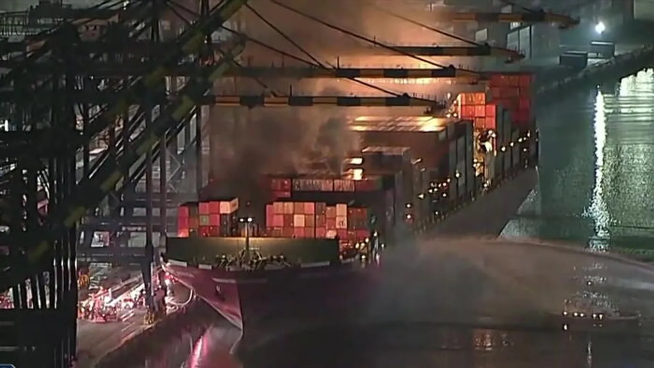 Pánikban menekültek a lángoló hajóról