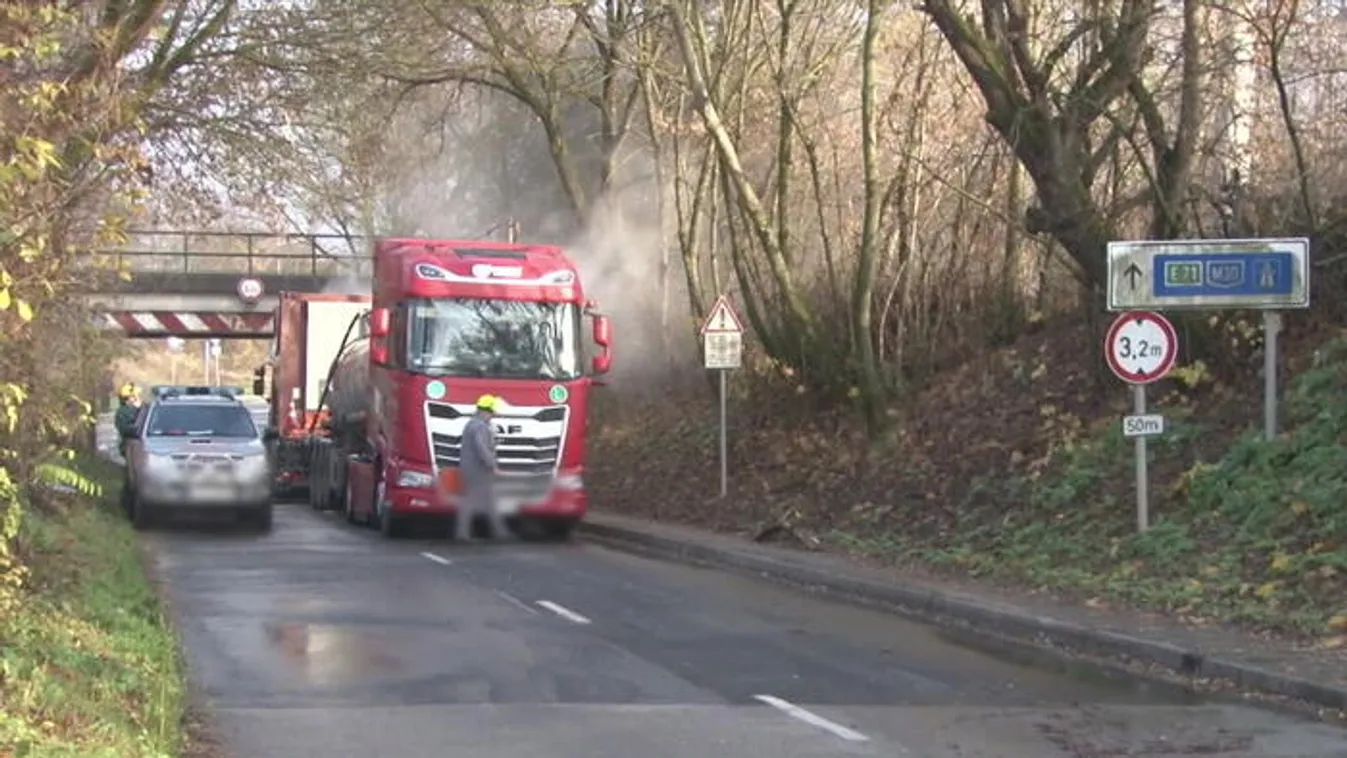 Sósavat szállító kamion ütközött egy vasúti felüljárónak
