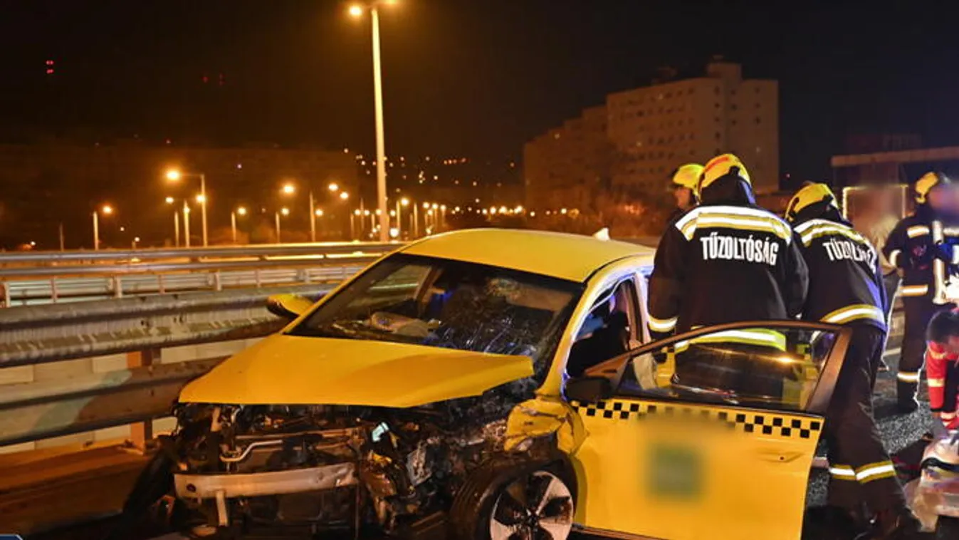Versenyzés közben ütközött a taxissal
