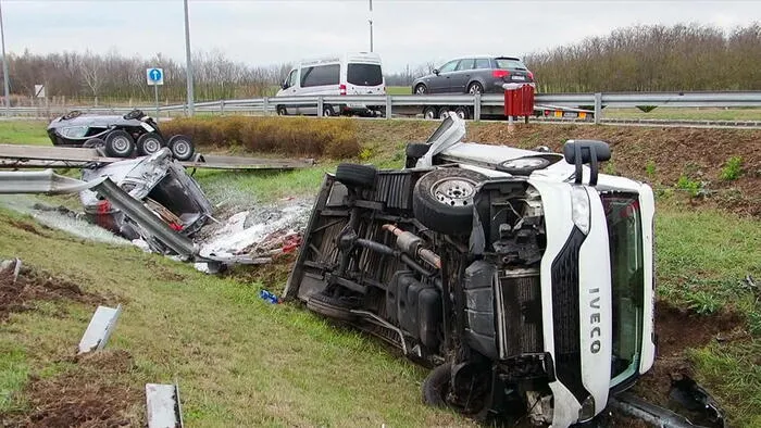 Autókatt szállító tréler borult fel az M5-ösön