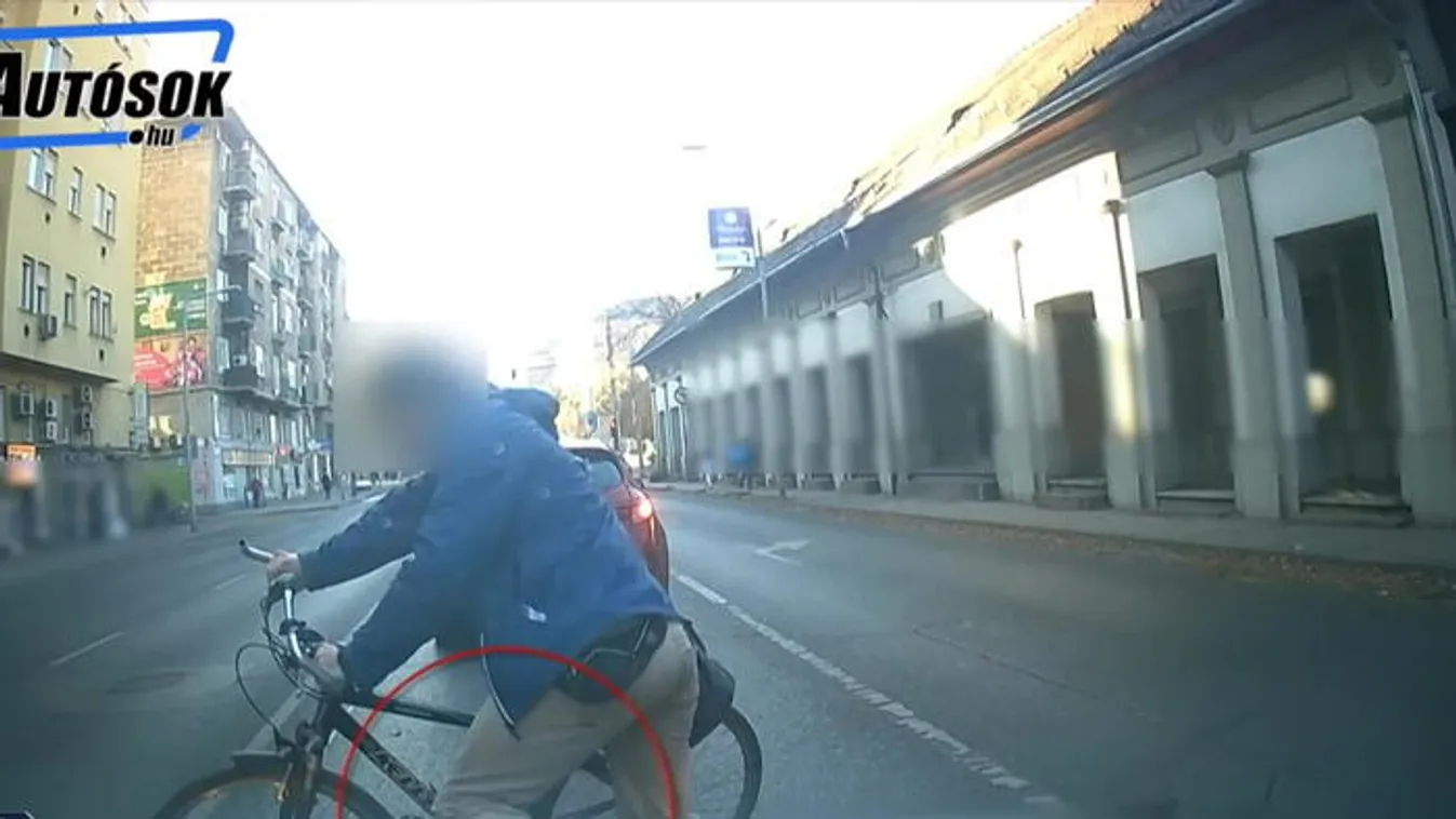 Ordítozott a sofőrrel, megrúgta a kocsit