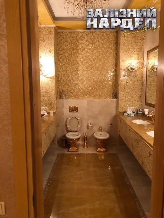 Az ukrán korrupció bizonyítéka: Zelenszkij barátjának arany WC-je van a házában