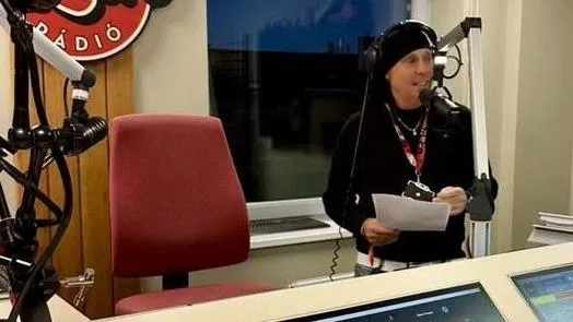 Hollywood legnagyobb szívtiprója interjút adott az egyik magyar rádiónak