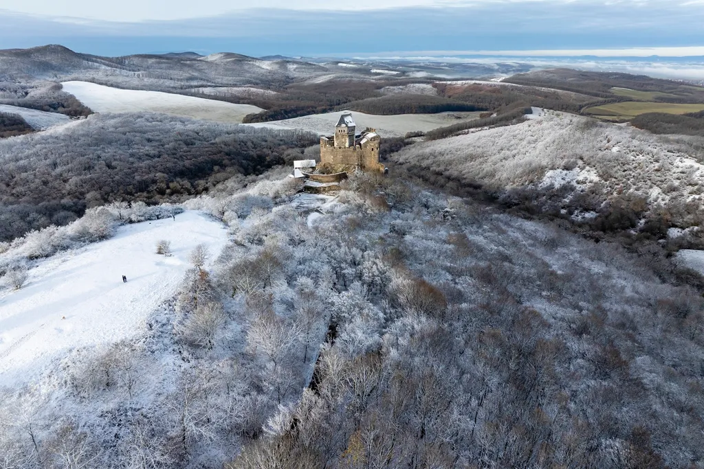 Hollókő, 2025. november 22.
A drónnal készült képen havas táj a hollókői várnál 2025. november 22-én.
MTI/Komka Péter