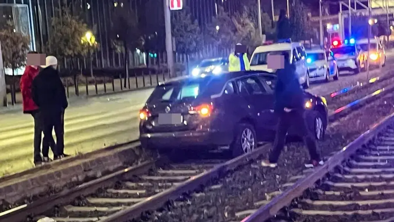 Villamossínekre csapódott egy Opel a Könyves Kálmán körúton, megbénította a forgalmat - Fotók