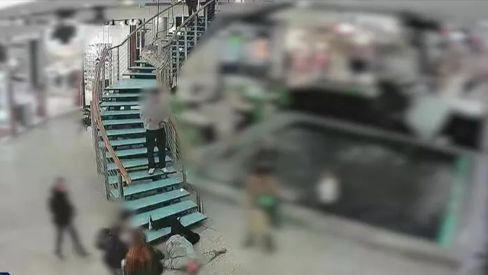 Életmentés közben fenyegették a mentőket a debreceni bevásárlóközpontban