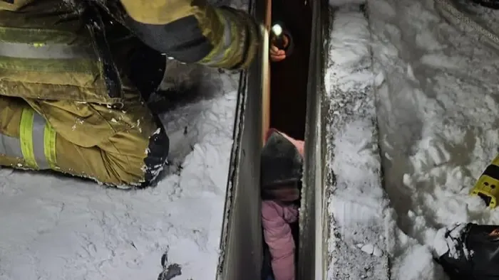 Részegen megcsúszott és beszorult egy két ház közötti résbe