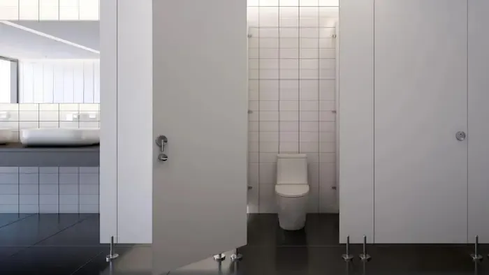 Kamerákat rejtett a női vécékbe a 22 éves balatoni kukkoló