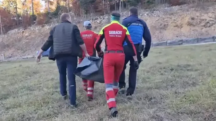 Bizarr videó: Vödröt vágtak le egy erdőben bóklászó bajba jutott fejéről